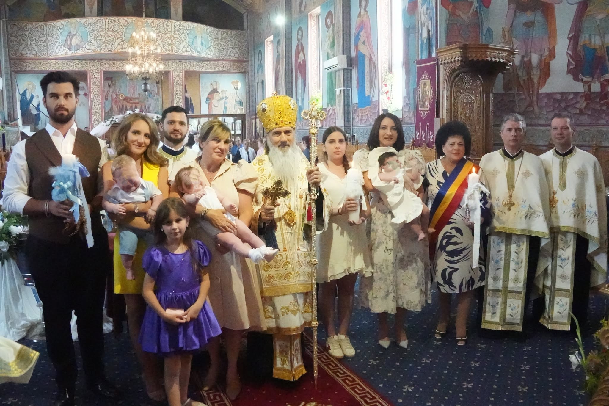 FOTO Primăria Cumpăna continuă tradiția: alți trei copii au intrat în familia creștină prin Taina Sfântului Botez