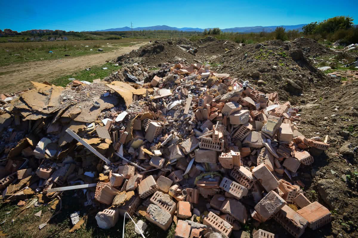 Cumpăna: un bărbat a fost amendat cu 30.000 de lei și i-a fost confiscarea atelajului hipo pentru că a abandonat deșeuri în extravilanul comunei