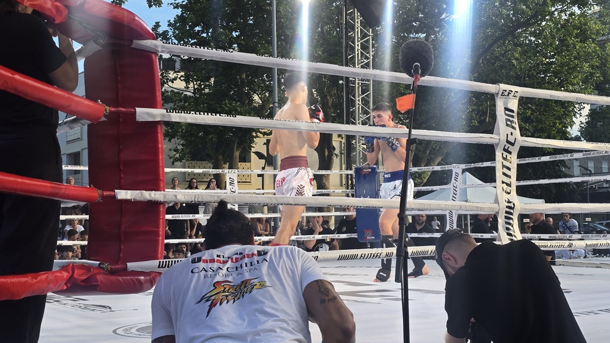 FOTO Competiția Elite Fighting Championship a ÎNCEPUT în Piațeta Cazino din Mamaia, în această seară! Sute de persoane prezente la primele meciuri din gală