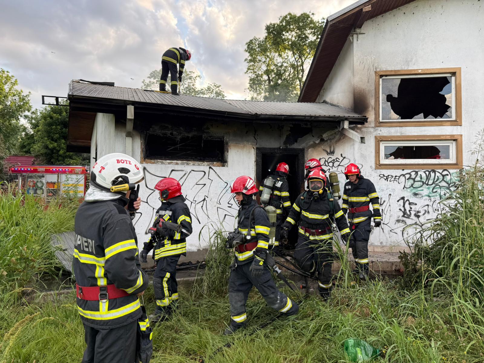 FOTO Alertă în Tulcea! Incendiu puternic la o clădire dezafectată