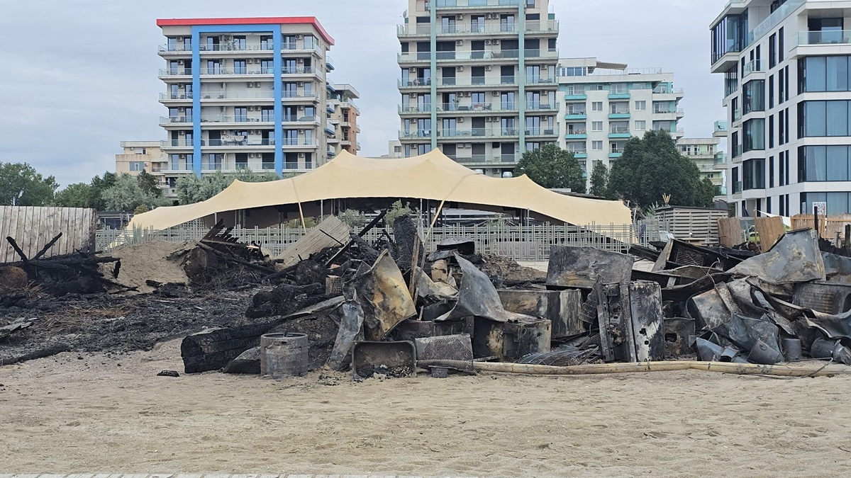 FOTO VIDEO Imaginile dezastrului din Mamaia, după incendiul care a mistuit două beach bar-uri foarte cunoscute