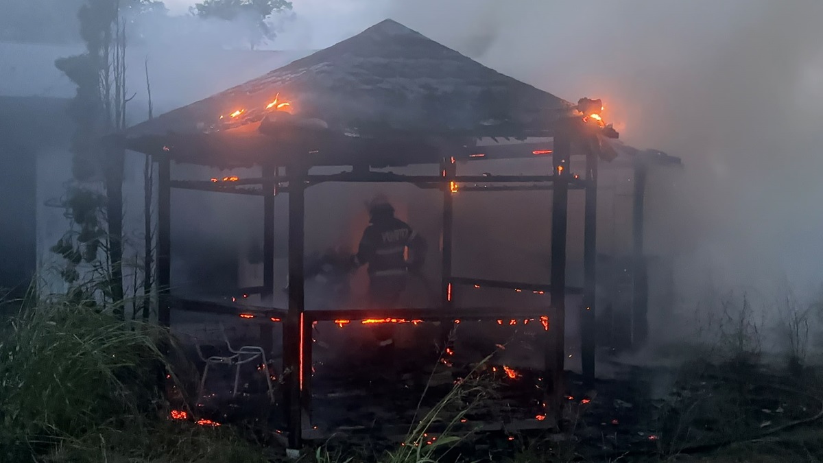 FOTO VIDEO Un nou incendiu la o clădire dezafectată din municipiul Tulcea! Intervin pompierii