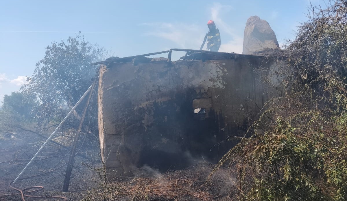 Casa unui localnic din Zebil, județul Tulcea, a luat foc de la vegetația din curte!