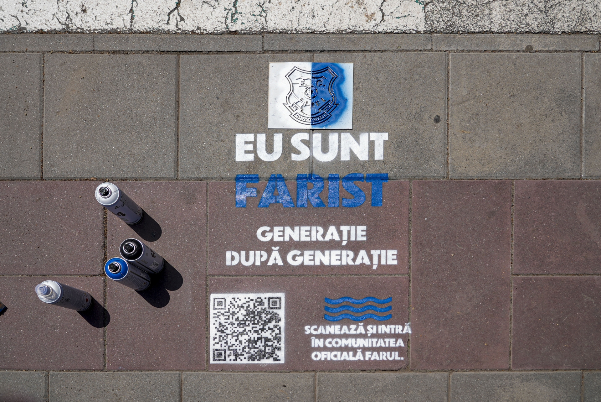 FOTO Farul Constanța își aduce comunitatea mai aproape de suporteri printr-o campanie inovatoare: coduri QR și mesaje pe asfalt pentru a apropia suporterii de club