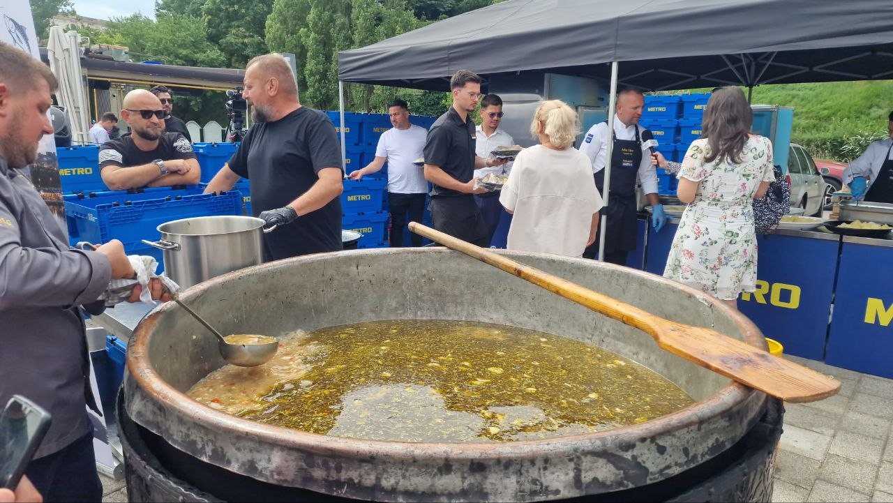 FOTO VIDEO Borșul de o Tonă, organizat de RESTO Constanța în Portul Turistic Tomis: 10 bucătari, 200 de kilograme de sturion, 750 de litri de stock de pește și 600 de persoane invitate la masă