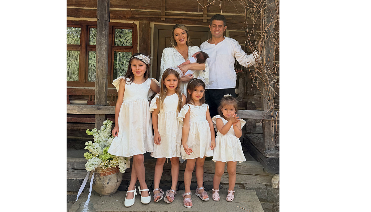 FOTO Laura Cosoi și-a creștinat cea de a cincea fetiță: Imagini ÎNDUIOȘĂTOARE de la botezul micuței Nina