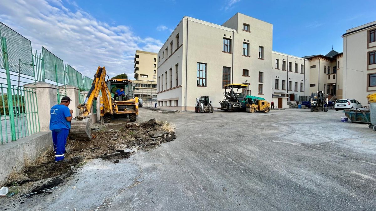 FOTO Săptămâna aceasta se reabilitează spațiul exterior al Colegiului Național Mihai Eminescu din Constanța