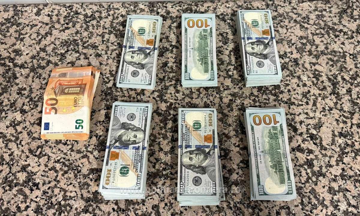MANEVRĂ la vamă: Ca să nu declare 60.000 de dolari, un bărbat a burdușit cu dolari borseta copilului