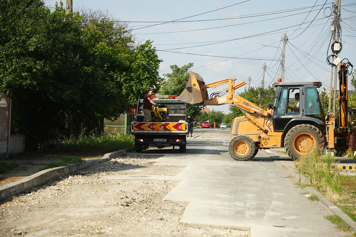 FOTO Primăria Cumpăna anunță RESTRICȚII de trafic pe strada Frunzelor: Continuă lucrările de întreținere a carosabilului