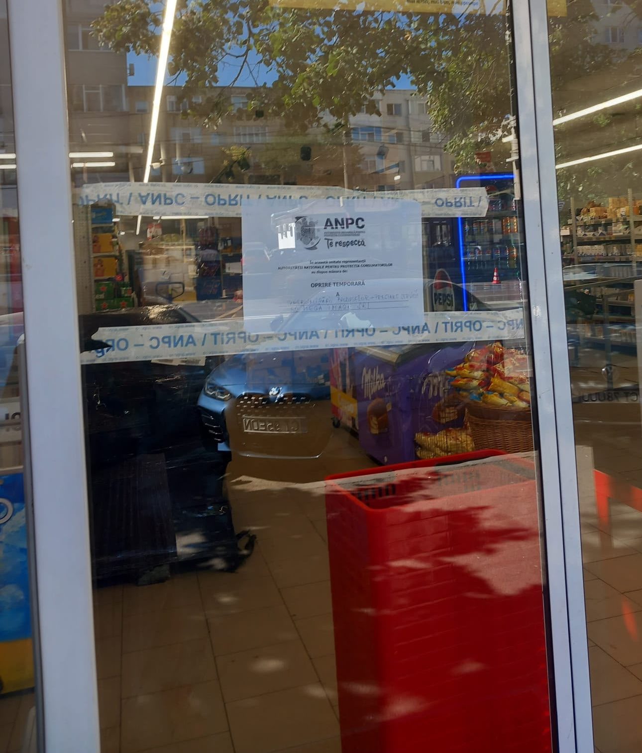 FOTO Constanța: Produse expirate și insecte moarte, descoperite la un control! S-a terminat cu un magazin închis și amenzi!