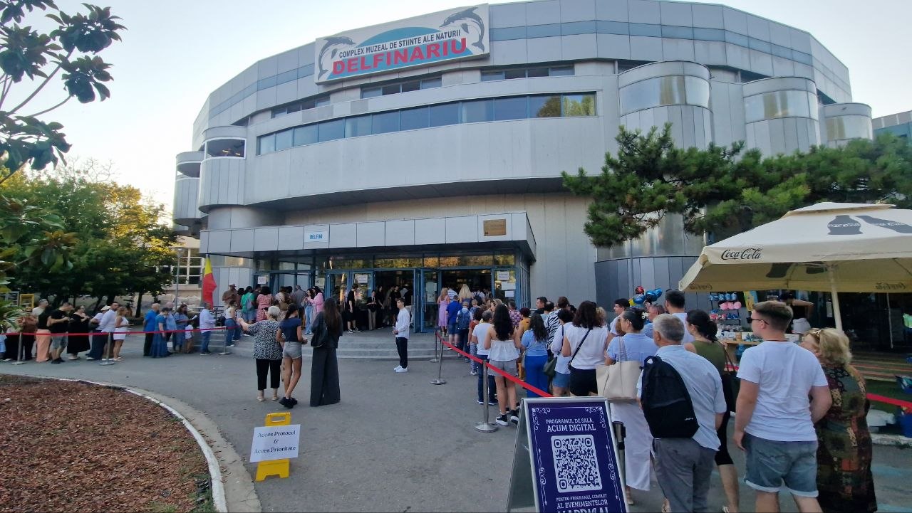 LIVE FOTO VIDEO Recital EXTRAORDINAR la Delfinariul din Constanța: Vocile Corului Madrigal se împletesc cu expresivitatea delfinilor, în cadrul spectacolului intitulat ULTRAsunete! Sute de oameni sunt prezenți
