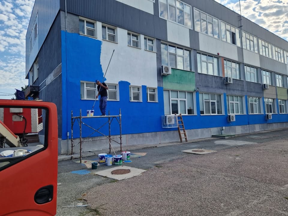 Angajații de la societatea Gospodăria Comunală Valu lui Traian efectuează, zilele acestea, lucrări în școli, pe străzi și în spațiile verzi pentru o localitate mai sigură și mai curată