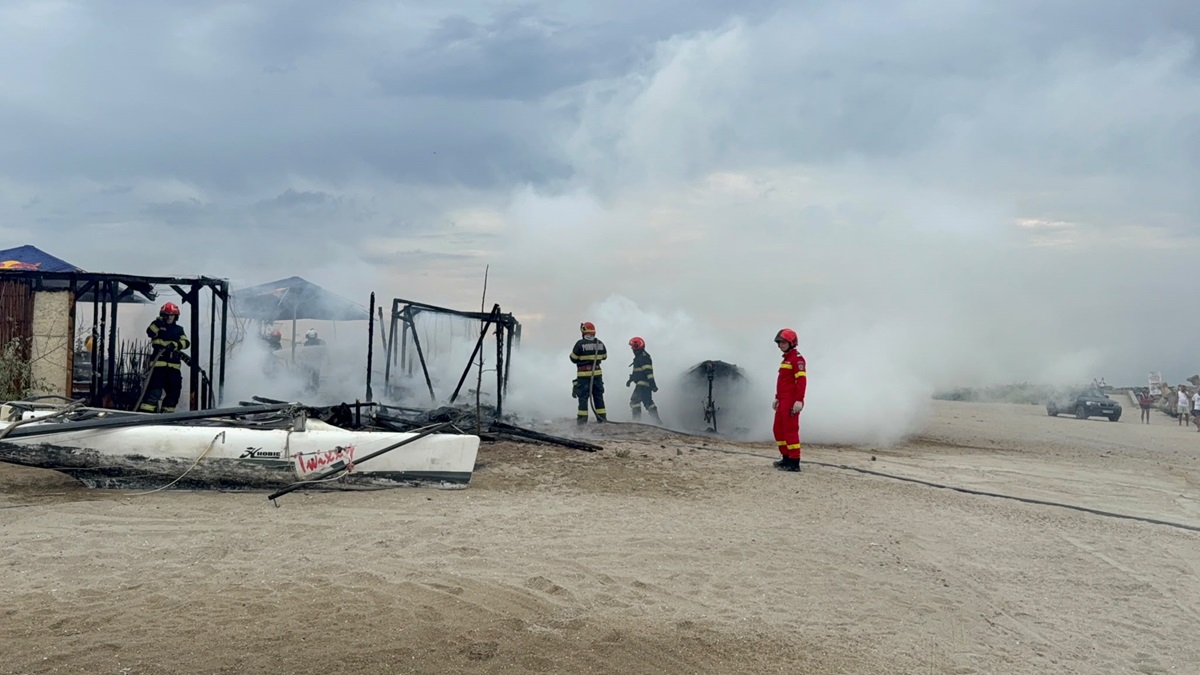 VIDEO ALERTĂ pe plaja Zoom, din Constanța! A luat foc un beach bar