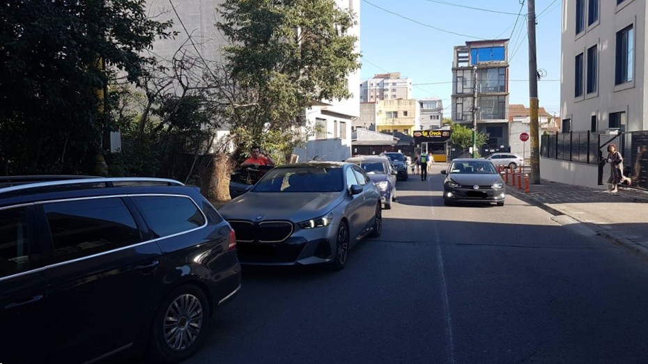 CT BUS anunță că linia 102 a fost deviată temporar în Faleză Nord. Mașinile parcate blochează circulația autobuzelor