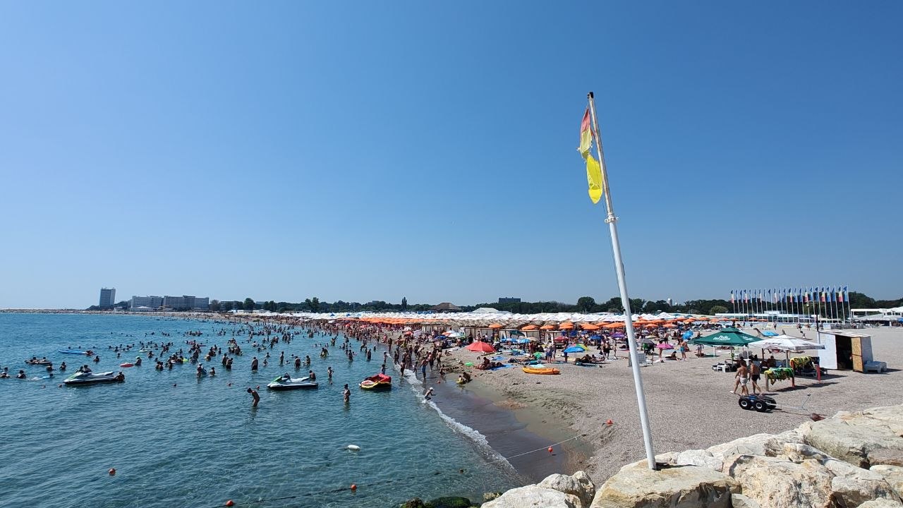 VIDEO Salvare de URGENȚĂ pe plaja din Neptun! Un turist din București a fost tras în larg de curenți