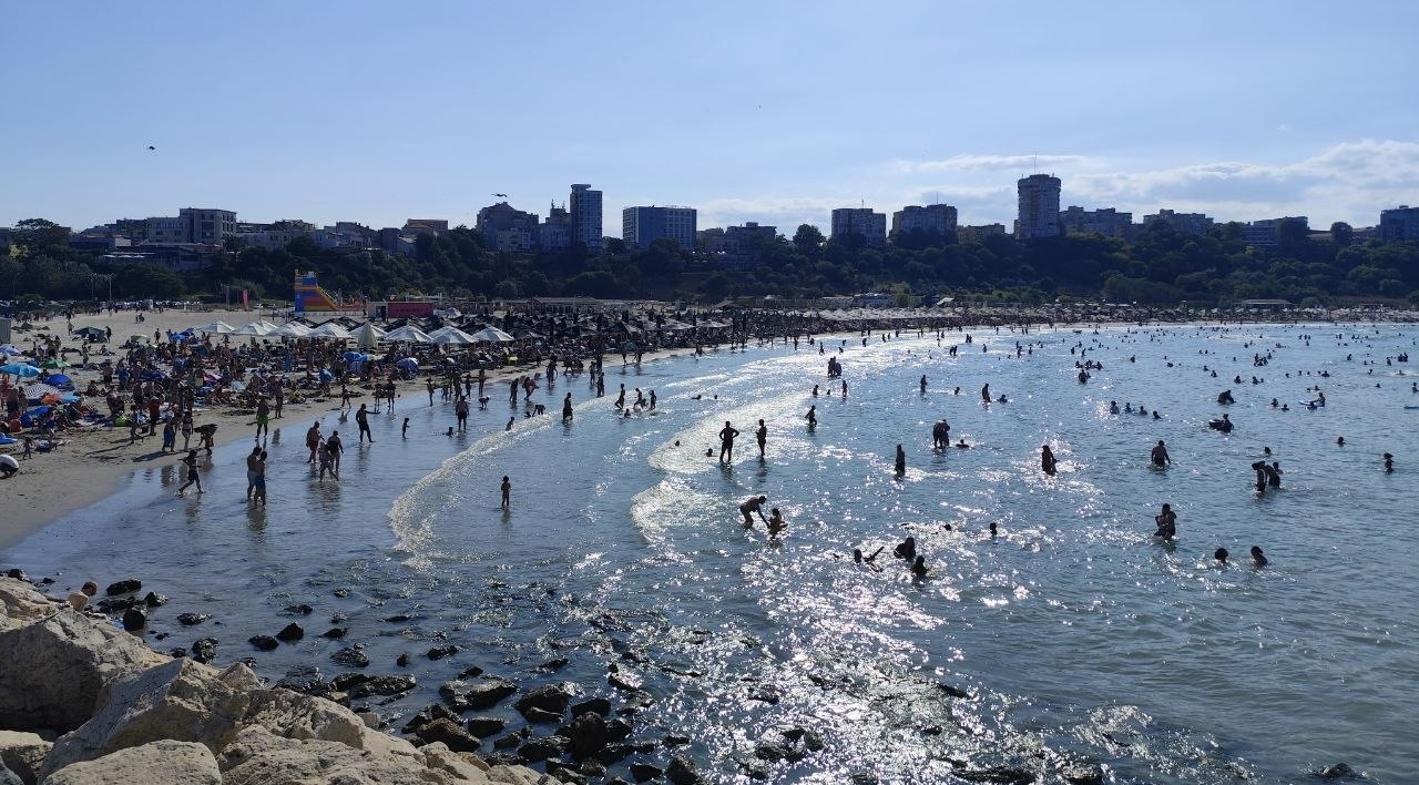 FOTO VIDEO Plaja Modern, luată cu asalt de turiști și localnici! Vântul nu i-a ținut pe oameni departe de apă