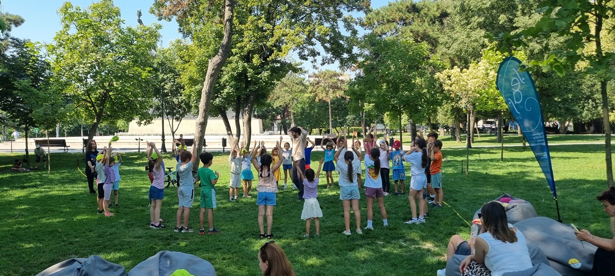 Atelierele intitulate Cartea și scena, organizate în cadrul SEAS 2026, continuă: Actrița Luiza Martinescu îi va însoți pe copii într-o aventură prin povești duminică! Vezi aici detaliile