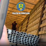 VIDEO Doi migranți din Maroc, intrați ilegal în România, au fost găsiți leșinați în semiremorca unui TIR