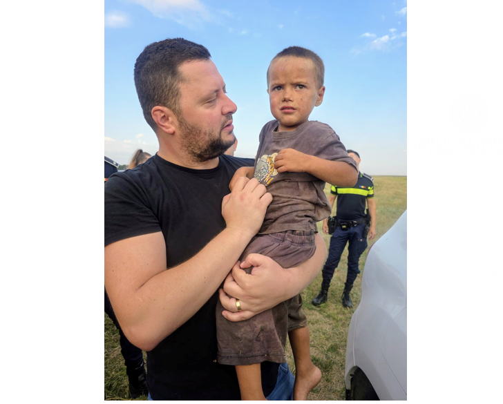 Efort comun, final fericit: un băiețel de 3 ani din Corbu, salvat după 12 ore de căutări neîntrerupte. S-au folosit câini de urmă, drone și ochelari cu termoviziune