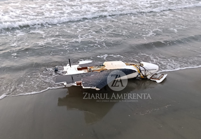 O bucată dintr-o dronă, depistată pe plajă, în Olimp