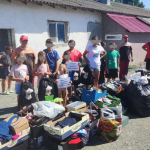 Caravana Faptelor bune a Asociației Suflete Deschise a ajuns la familii nevoiașe din Pecineaga și Ciocârlia. 90 de persoane, printre care 30 de copii, au primit alimente, haine și încălțăminte