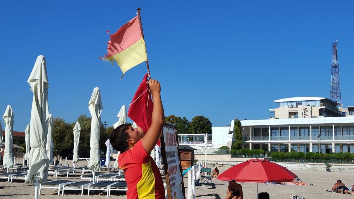 Atenție! Litoralul românesc, sub imperiul steagului ROȘU. Iată ce semnificație are  