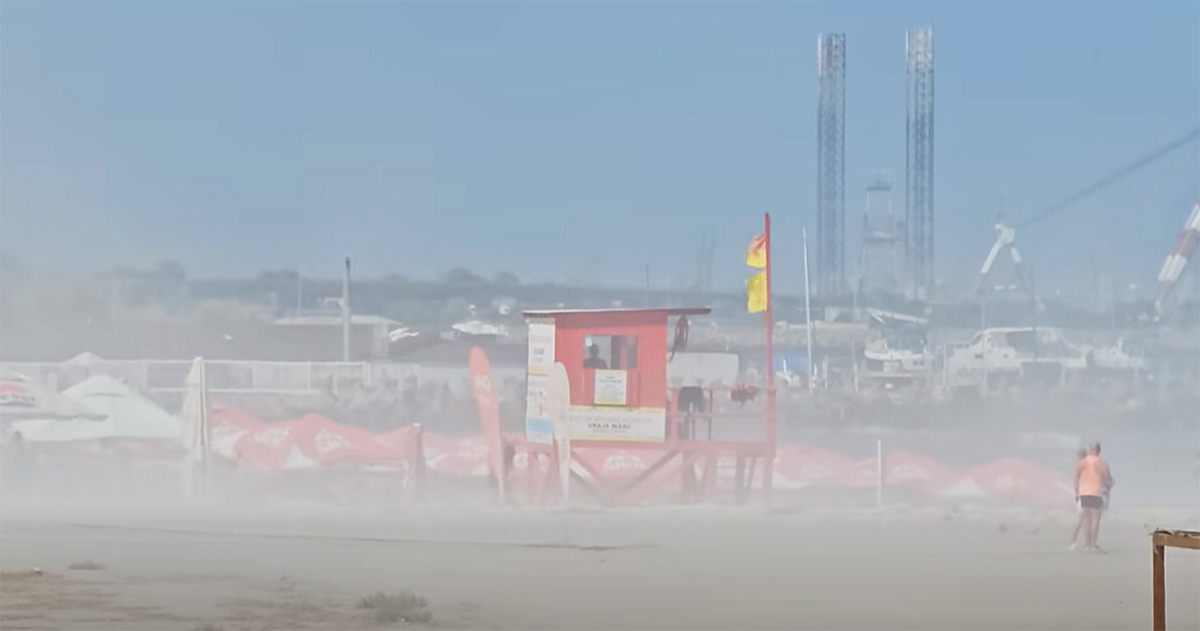 VIDEO Plaja din Eforie Nord a DISPĂRUT într-o furtună de nisip: Turiștii, alungați de pe șezlonguri