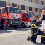 VIDEO Misiune EMOȚIONANTĂ pentru un tânăr pompier: Și-a cerut iubita în căsătorie în fața autospecialelor de intervenție