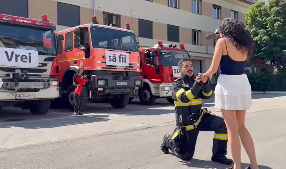 VIDEO Misiune EMOȚIONANTĂ pentru un tânăr pompier: Și-a cerut iubita în căsătorie în fața autospecialelor de intervenție