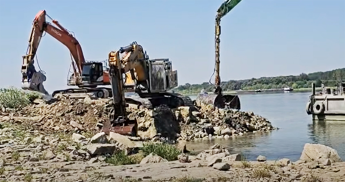 VIDEO Cele patru barje vor fi scufundate în gura brațului Bala mâine dimineață: Continuă încărcarea lor cu roci