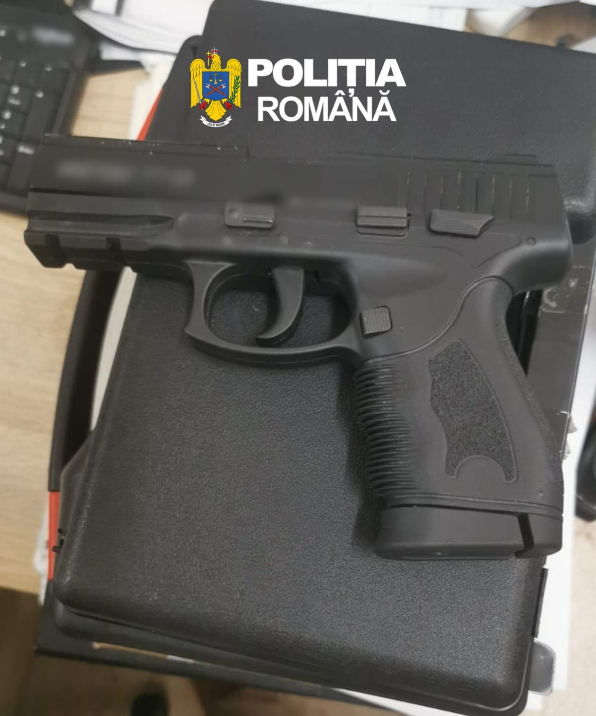 Percheziții cu mascașii SAS la Dobromir