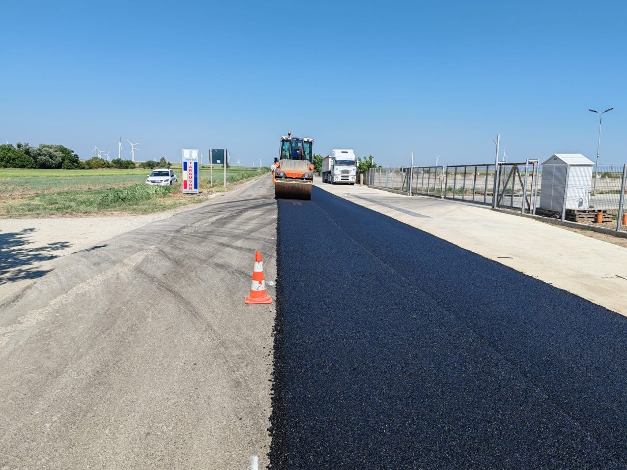 FOTO S-a finalizat asfaltarea pe DJ 225, tronsonul Târgușor-Mireasa