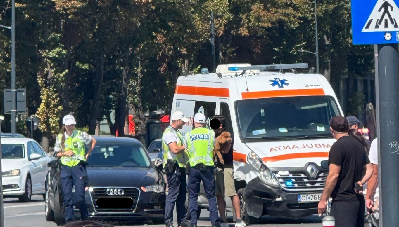 O ambulanță în misiune și un autoturism s-au ciocnit în zona City Mall: Două persoane au ajuns la spital