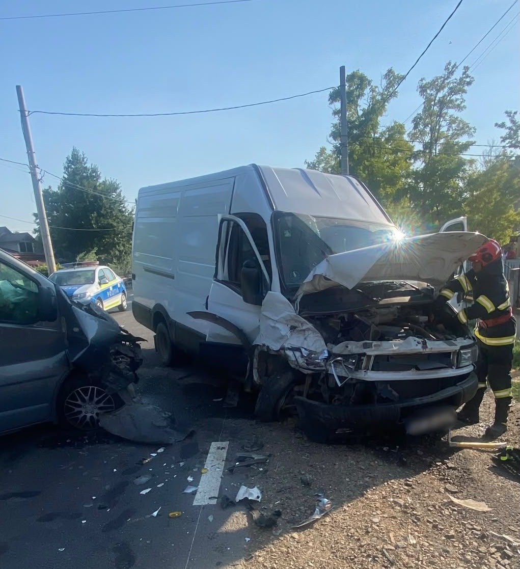 Impact violent pe DN 21! Un șofer a pierdut controlul mașinii, trei persoane au ajuns la spital, iar traficul a fost blocat ore întregi