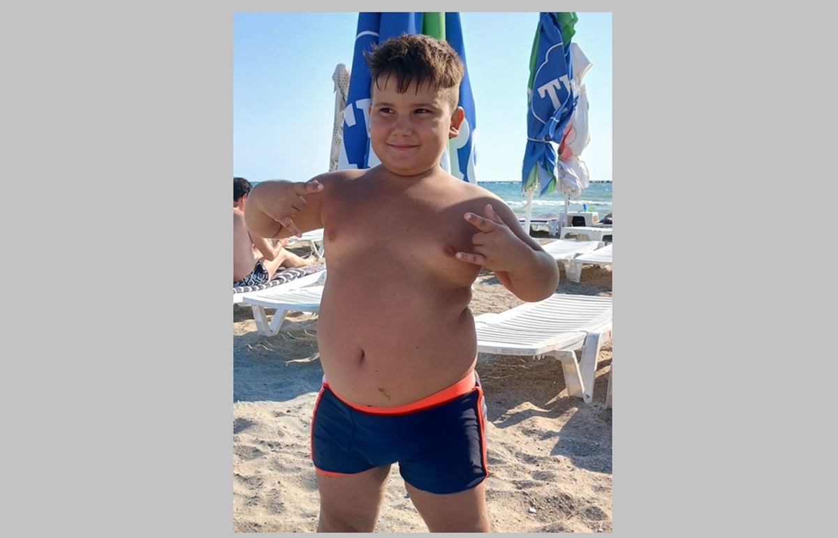 ALERTĂ pe plaja din Mamaia: S-a RĂTĂCIT un copilaș de 6 ani! Familia și poliția cer sprijin pentru a-l găsi