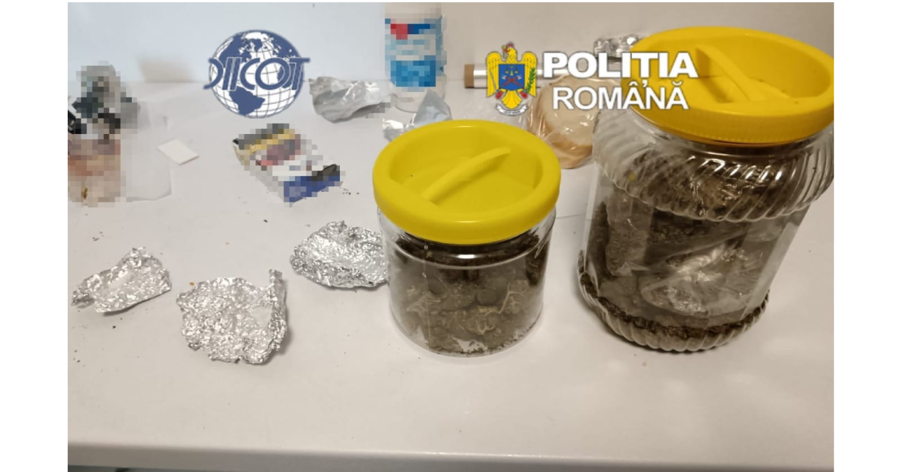 Prins în flagrant delict în timp ce ar fi deținut și transportat 200 de grame de canabis, un tânăr este cercetat pentru trafic de droguri