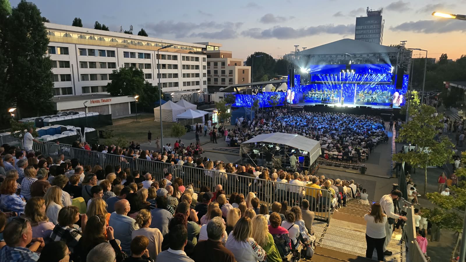 FOTO Festivalul Mamaia a revenit în forță: Sute de spectatori au cântat și dansat la prima seară, alături de Monica Anghel, Voltaj și Andreea Bălan