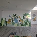 FOTO Elevii Colegiului Național de Arte Regina Maria dau culoare grădiniței și creșei din Valu lui Traian