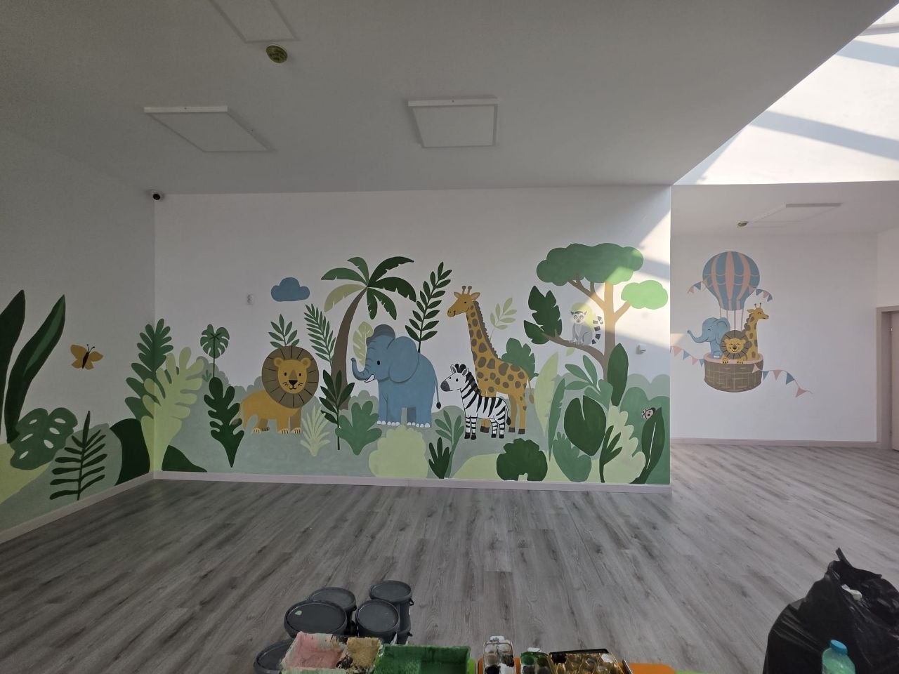FOTO Elevii Colegiului Național de Arte Regina Maria dau culoare grădiniței și creșei din Valu lui Traian