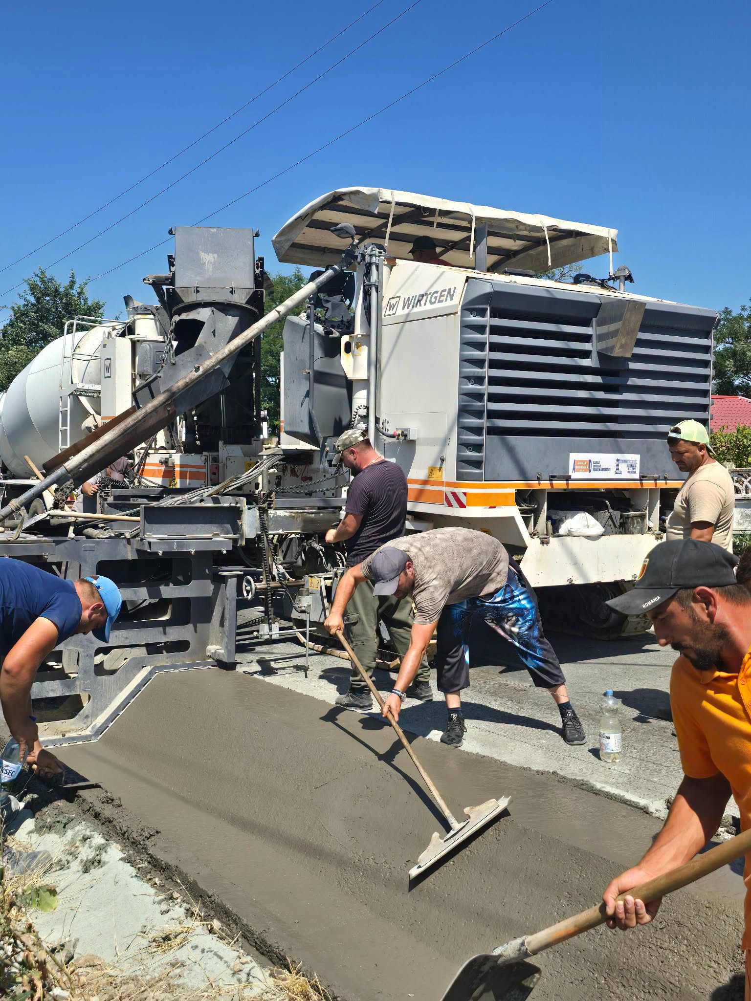 FOTO Lucrările de modernizare de pe strada Lăstunului din Corbu continuă: au început lucrările la noile rigole