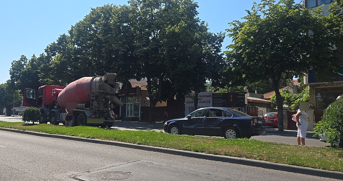 FOTO VIDEO Accident rutier între o betonieră și un autoturism pe bulevardul Mamaia, în zona Capitol