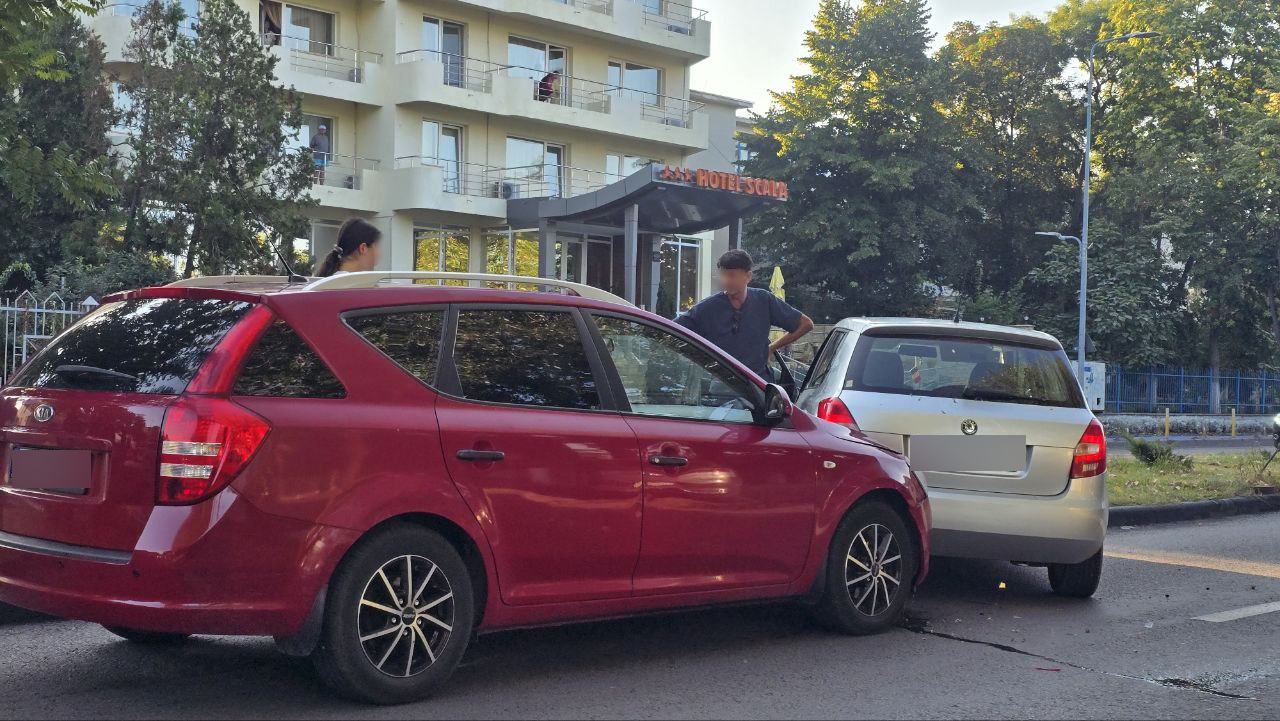 Accident pe bulevardul Mamaia: Un șofer i-a tăiat fața unei tinere șoferițe