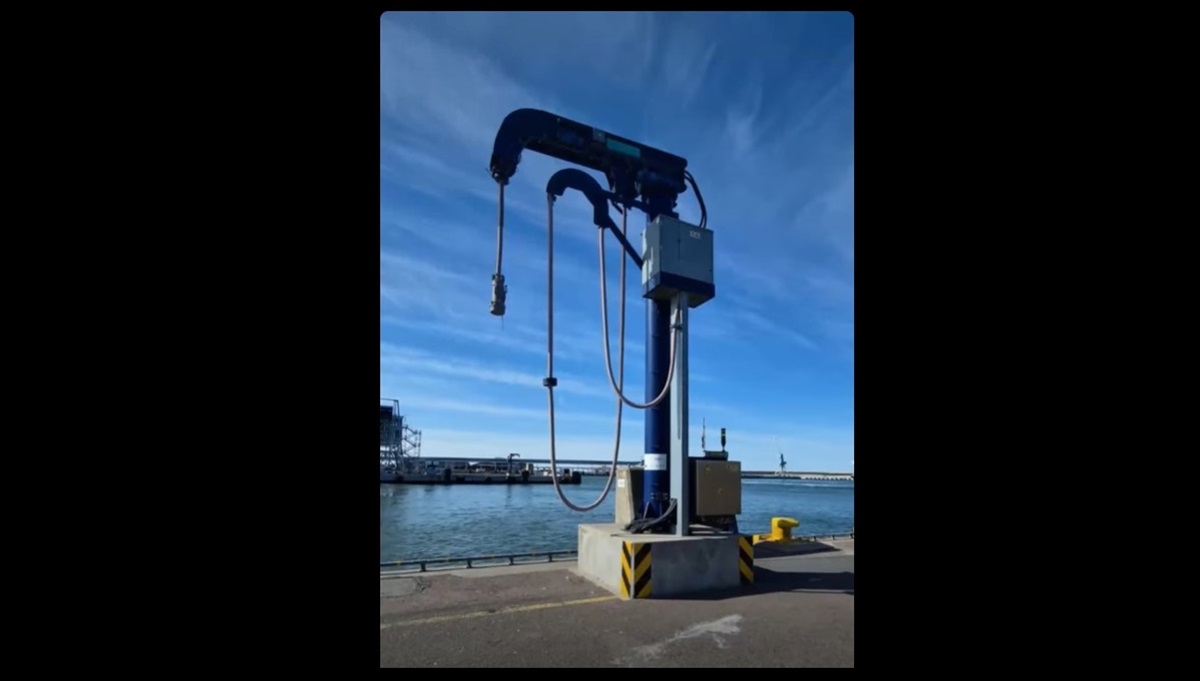 Condiții mai bune pentru navele ancorate în danele din Portul Constanța! Vasele vor avea curent electric, în timp ce motoarele principale și auxiliare sunt oprite