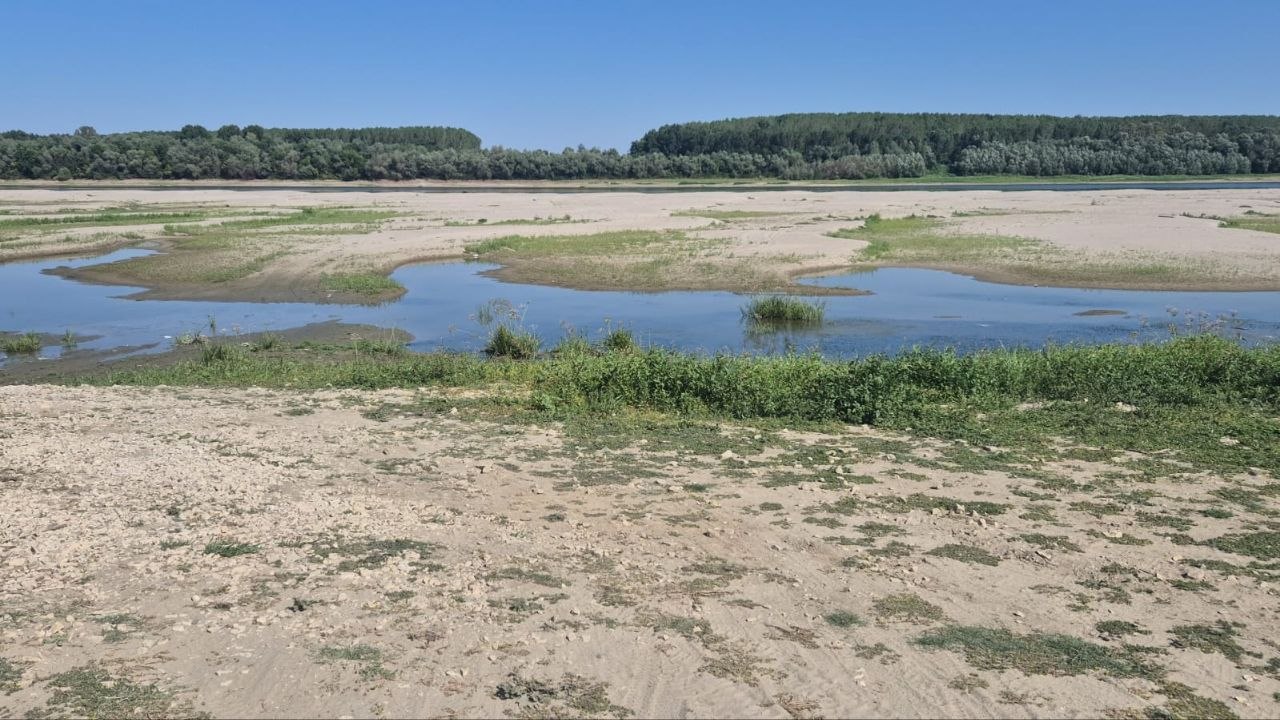 FOTO Imagini CUTREMURĂTOARE: Cum arată râul Rasova, cu Dunărea secată! Guvernul a aprobat lucrări de dragaj la Cochirleni