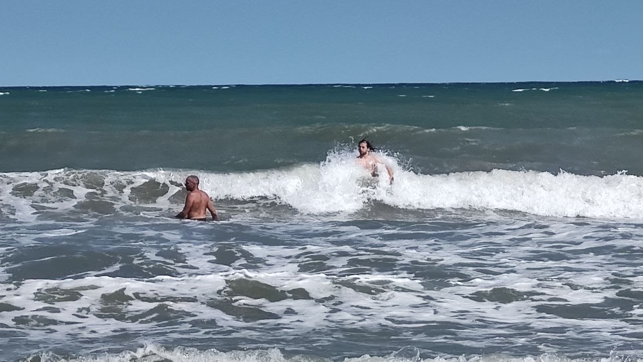 ALERTĂ pe plaja Delfinul, din Olimp! Iată ce a pățit o turistă din Germania