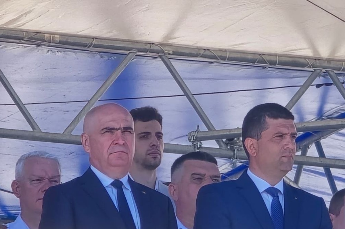 VIDEO Premierul Ilie Bolojan, apostrofat A DOUA oară la Ziua Marinei, în Constanța: FLUIERAT de oamenii prezenți pe Faleza Cazinoului! Anul trecut a fost huiduit