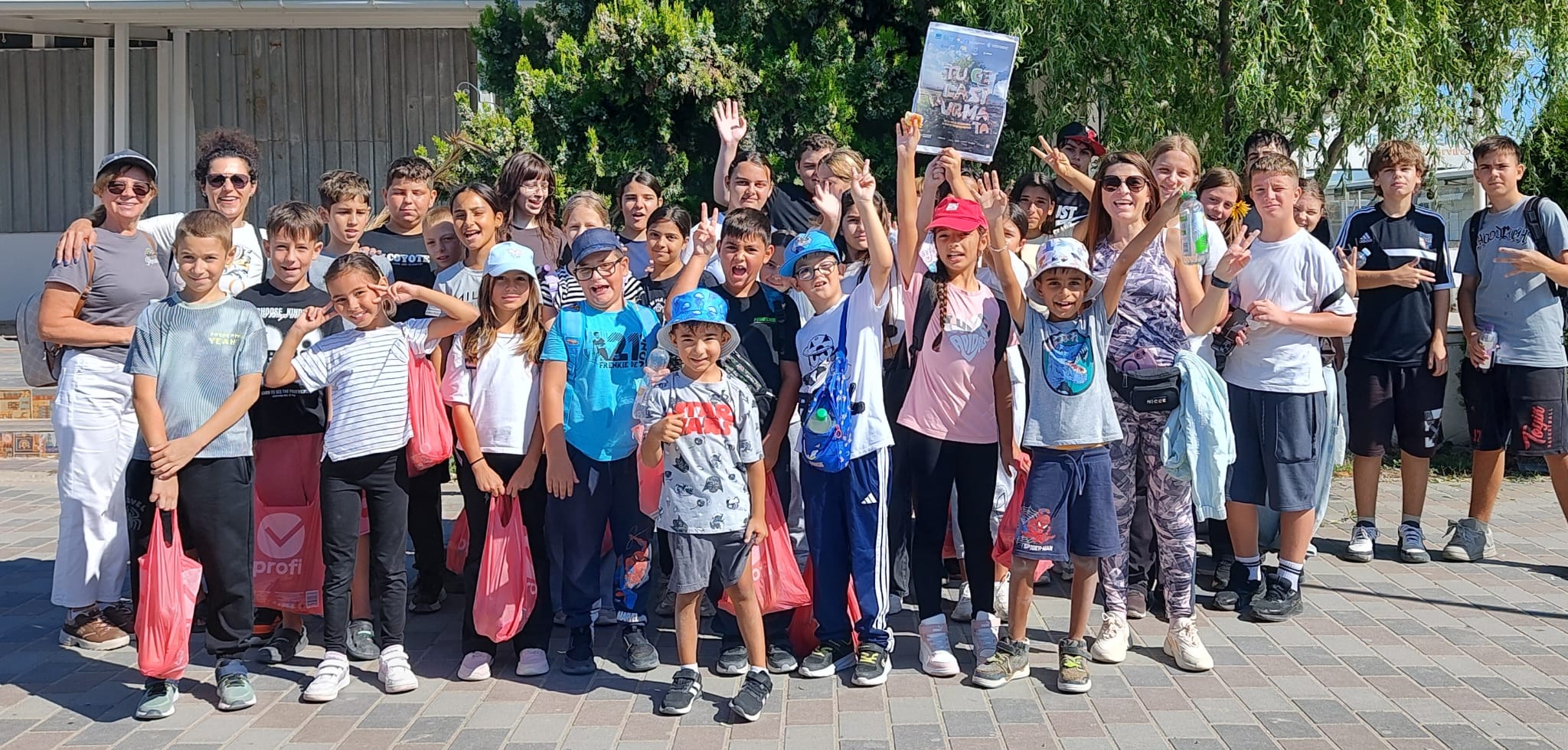 FOTO 60 de copii de la Școala Gimnazială Mihai Eminescu din Costinești au participat, ca voluntari, la Ziua de Curățenie Națională
