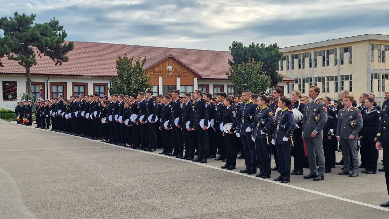 LIVE FOTO VIDEO Începe anul universitar la Academia Navală Mircea cel Bătrân: Mii de persoane, rude și prieteni, le sunt alături studenților în prima zi