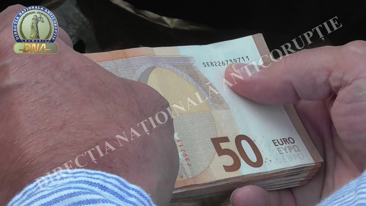Dosar bombă la DNA! Vameși reținuți și inculpați sub control judiciar pentru șpagă!