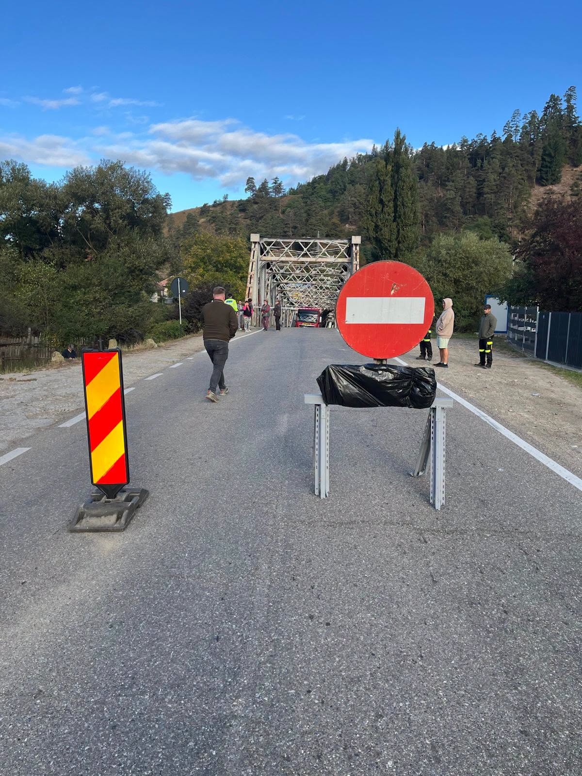 Un pod s-a PRĂBUȘIT după ce a fost traversat de o macara de mare tonaj
